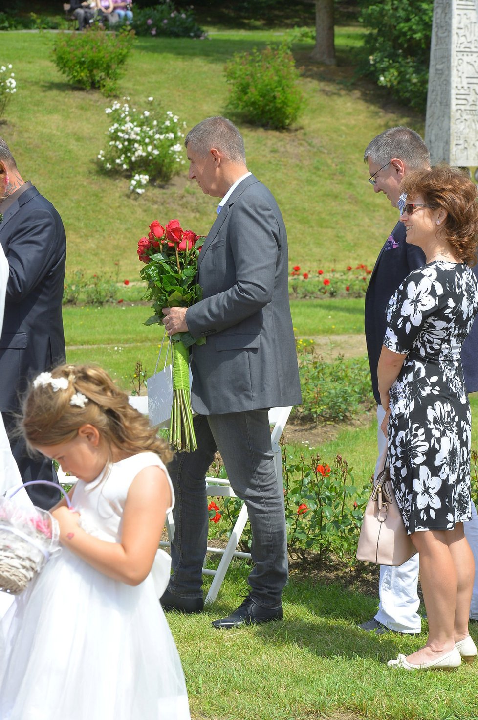 Svatbu Jaroslavy Jermanové si nenechal ujít ani šéf ANO Andrej Babiš. Dorazil s pugétem rudých růží.