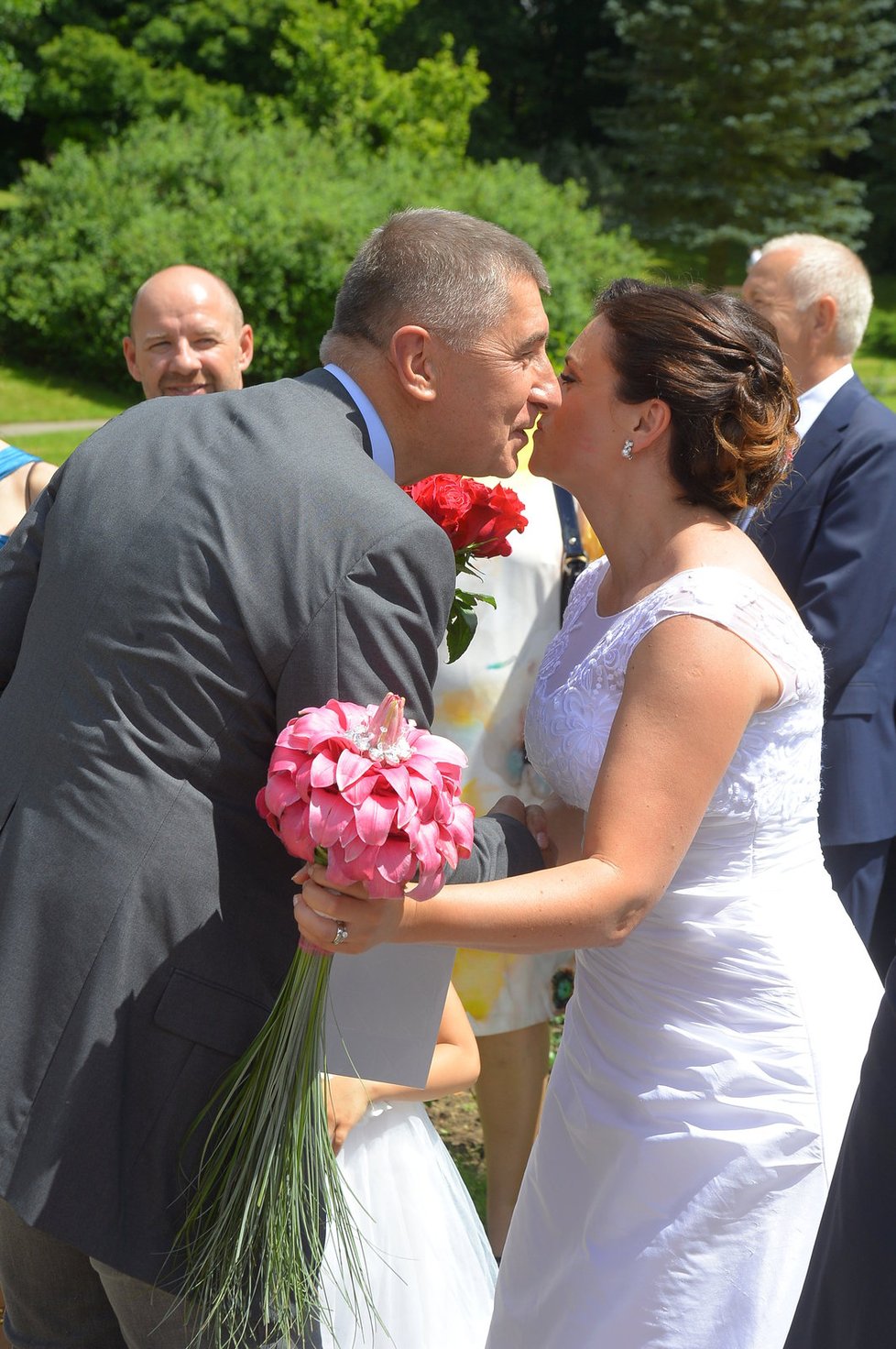 Svatbu Jaroslavy Jermanové si nenechal ujít ani šéf ANO Andrej Babiš. Dorazil s pugetem rudých růží.