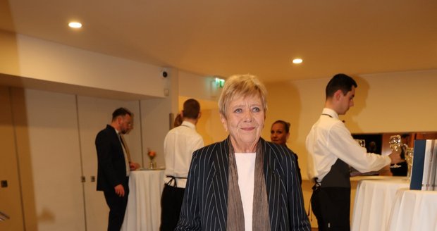 También Jaroslava Obermaierová vino a felicitar a Trávníček. También Jaroslava Obermaierová vino a felicitar a Trávníček.