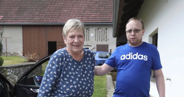 Jaroslava Obermaierová je už doma se synem a k pohybu používá chodítko