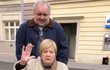 Se seriálovým synem Lumírem točila Jaroslava Obermaierová Ulici i po úrazu na vozíku. Se seriálovým synem Lumírem točila Jaroslava Obermaierová Ulici i po úrazu na vozíku.