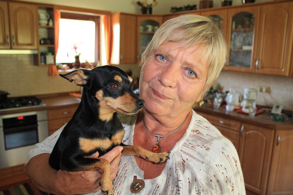 Jaroslava Obermaierová se svou fenkou pražského krysaříka Paris, kterou nadevše miluje a ona ji. Vozí ji s sebou občas i na natáčení nebo do divadla.