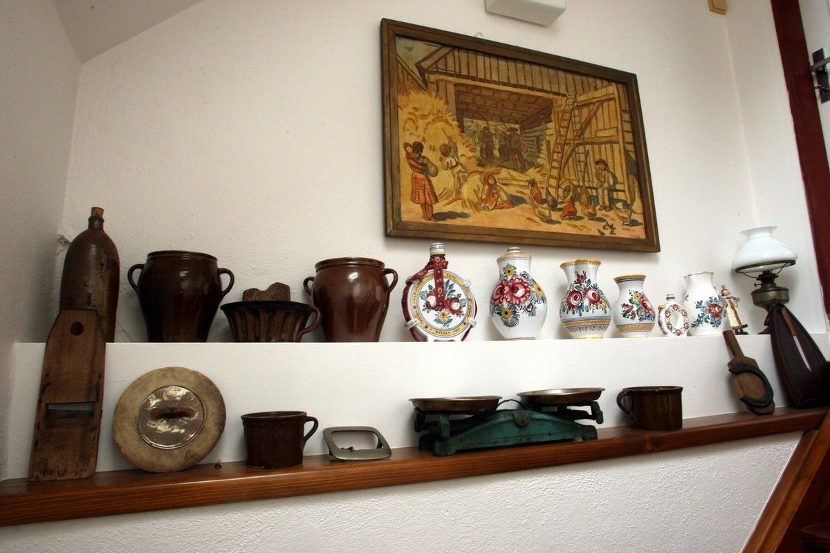 Tradiční české nádobí patří neodmyslitelně do prostoru hereččina domu.