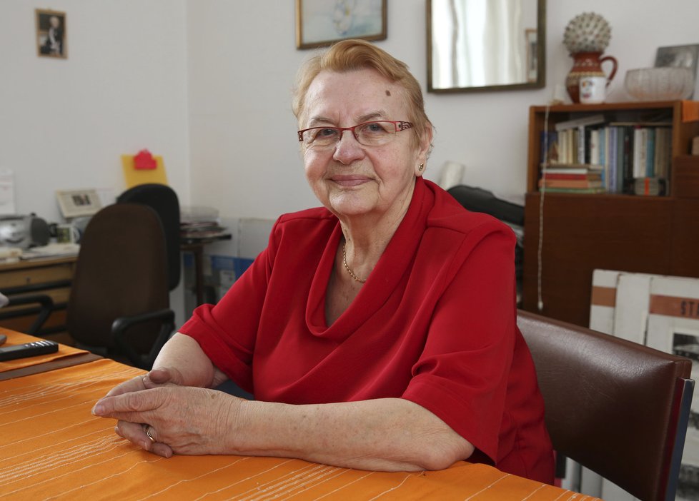 Jaroslava Horáčková Křupalová vzpomíná, jak jako desetileté děvče pomáhala ošetřovat zraněné na pražských barikádách.