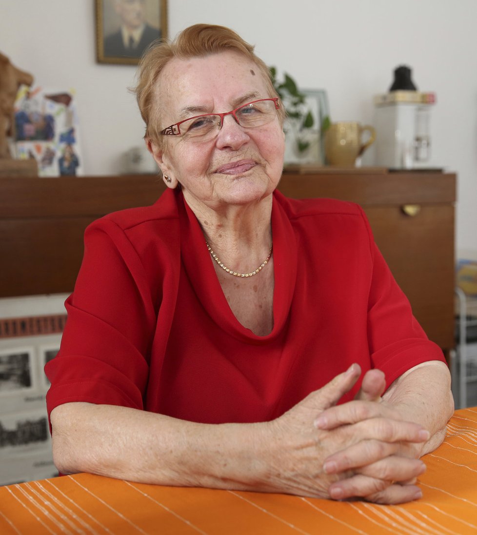 Jaroslava Horáčková Křupalová vzpomíná, jak jako desetileté děvče pomáhala ošetřovat zraněné na pražských barikádách.