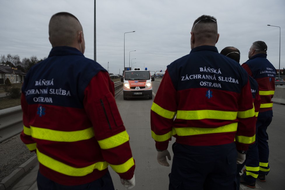 Báňští záchranáři přepravili do České republiky sedmiletou Jaroslavu, která je těžce postižena.