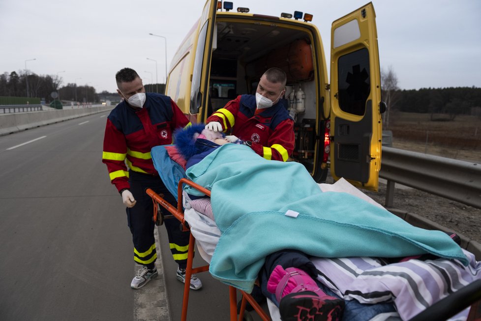 Báňští záchranáři přepravili do České republiky sedmiletou Jaroslavu, která je těžce postižena.