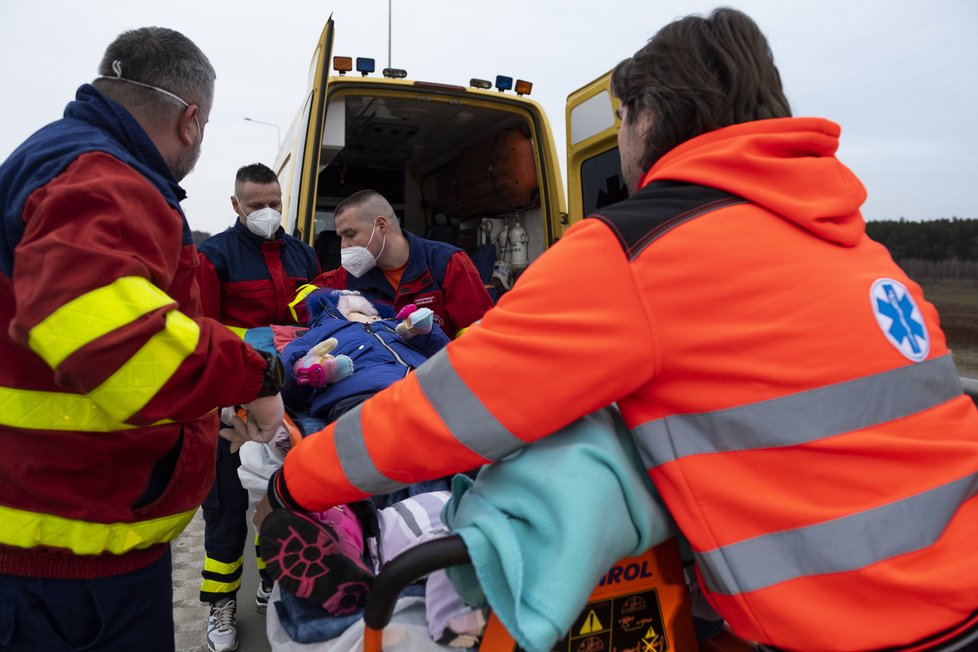 Báňští záchranáři přepravili do České republiky sedmiletou Jaroslavu, která je těžce postižena.