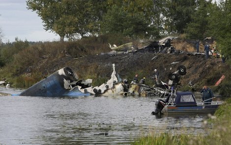 Letoun dopadl do vody, odkud záchranáři celé odpoledne tahali mrtvá těla.