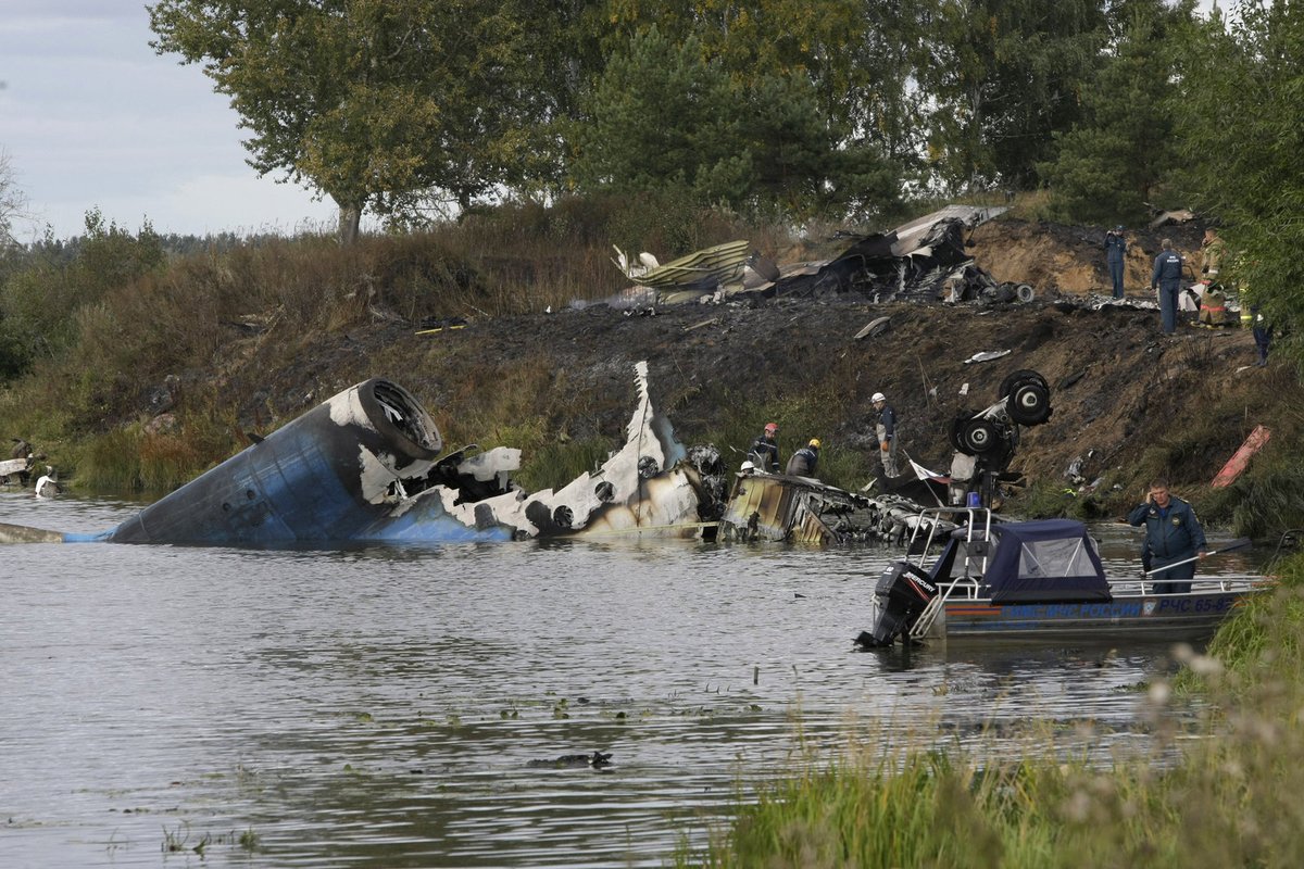 Letoun dopadl do vody, odkud záchranáři celé odpoledne tahali mrtvá těla.