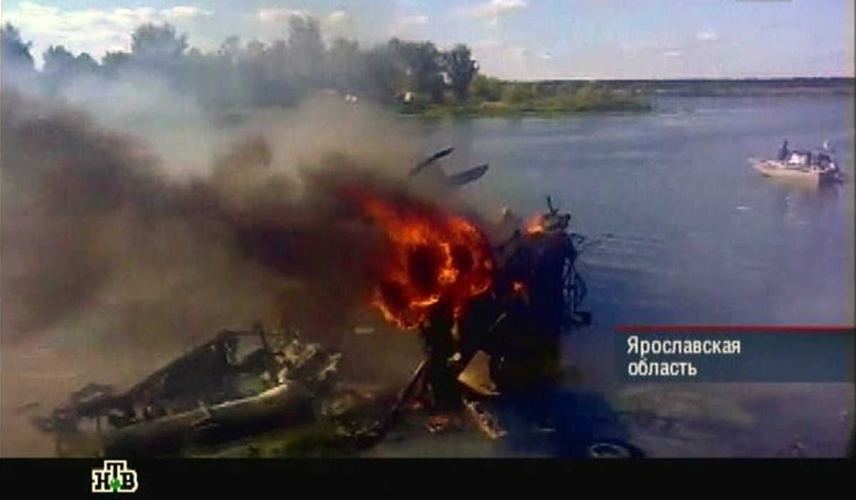 Z hořícího vraku cestující zachraňovali ze člunů.