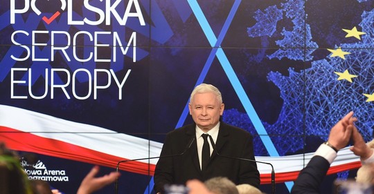 Jaroslaw Kaczyński slaví drtivé vítězství své strany v eurovolbách