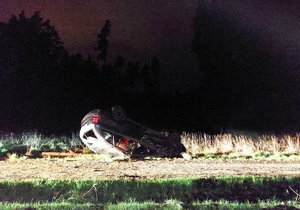 Tragická nehoda u Jarošova nad Nežárkou. Řidička nepřežila náraz do stromu.