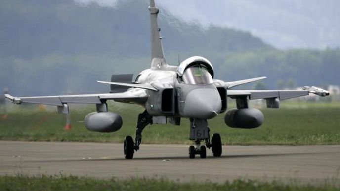 Stíhačky Gripen - Desetiletý pronájem čtrnácti švédských stíhaček JAS-39 Gripen schválila vláda Vladimíra Špidly v roce 2004 za 19,7 miliardy korun. Z původně zvažované koupě kvůli škodám po záplavách v roce 2002 sešlo. V roce 2014 kabinet Bohuslava Sobotky prodloužil pronájem do roku 2027 za 21,4 miliardy.