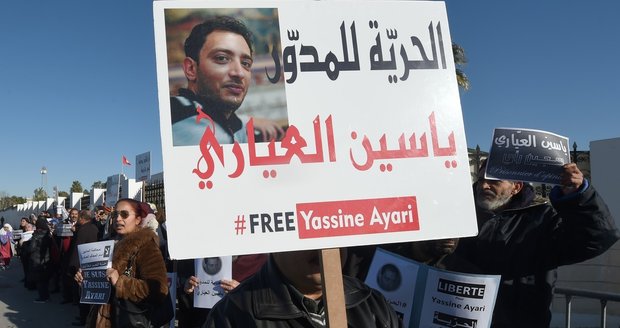 Lidé protestovali proti uvěznění blogera Jasíra Ajarího