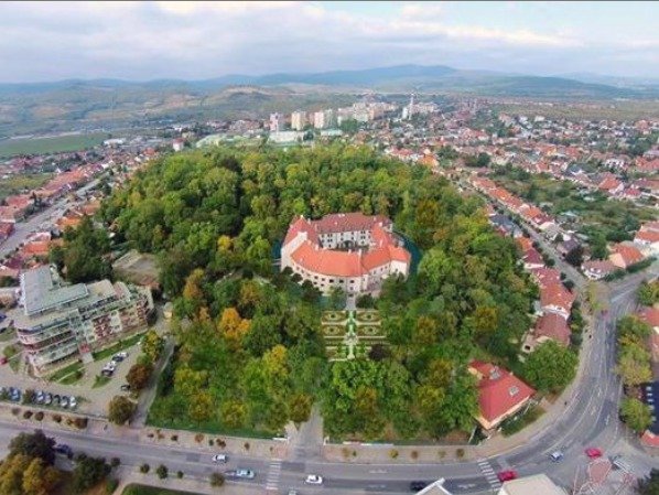 Slovenský Šimák Zámek Pezinok, kde budou mít Rytmus s Jasminou Alagič svatbu.