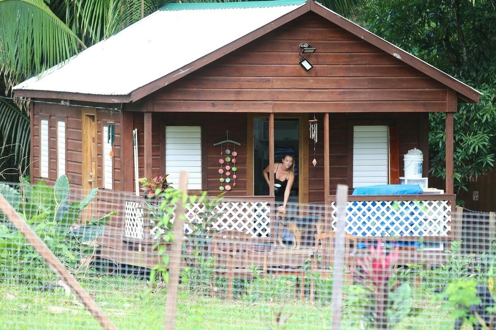 Bývalá prominentka žije na Belize v chatrči bez vody a elektřiny.