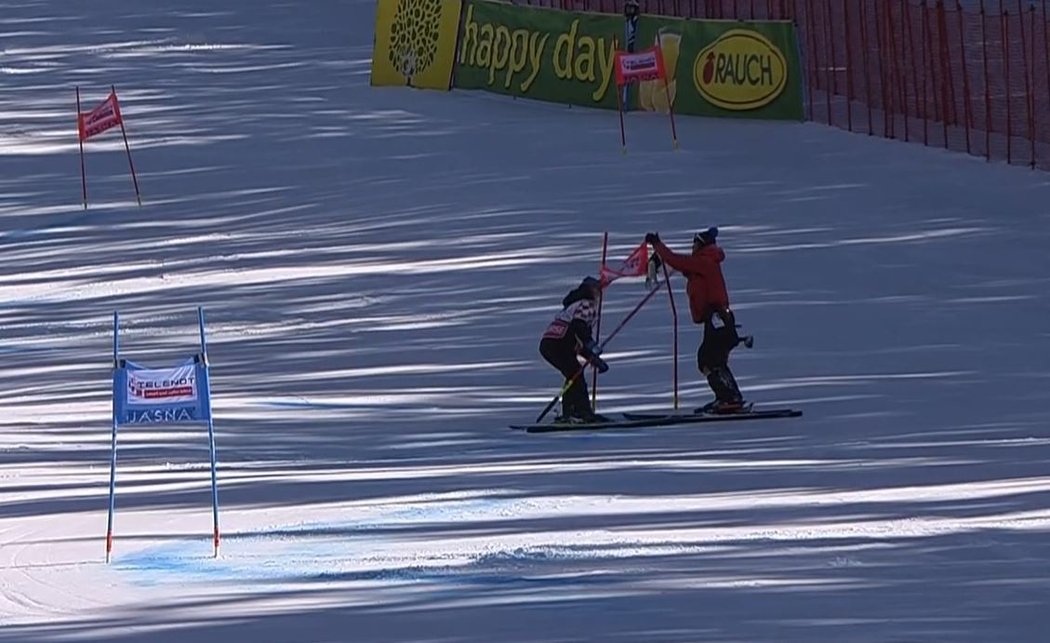 Pořadatelé v Jasné opravují bránu zrovna v momentě, kdy byla na startu největší rivalka jejich krajanky Vlhové Mikaela Shiffrinová