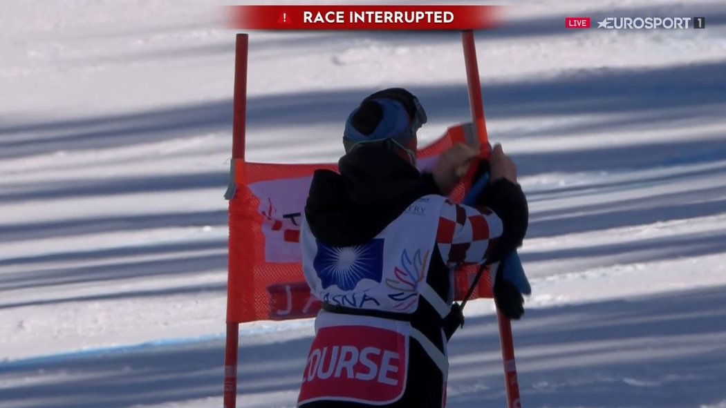 Pořadatelé v Jasné opravují bránu zrovna v momentě, kdy byla na startu největší rivalka jejich krajanky Vlhové Mikaela Shiffrinová