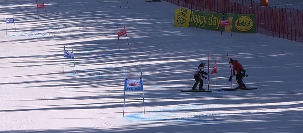 Pořadatelé v Jasné opravují bránu zrovna v momentě, kdy byla na startu největší rivalka jejich krajanky Vlhové Mikaela Shiffrinová