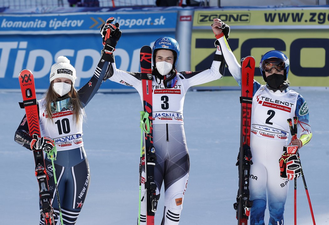 Zleva Alice Robinsonová, Petra Vlhová a Mikaela Shiffrinová