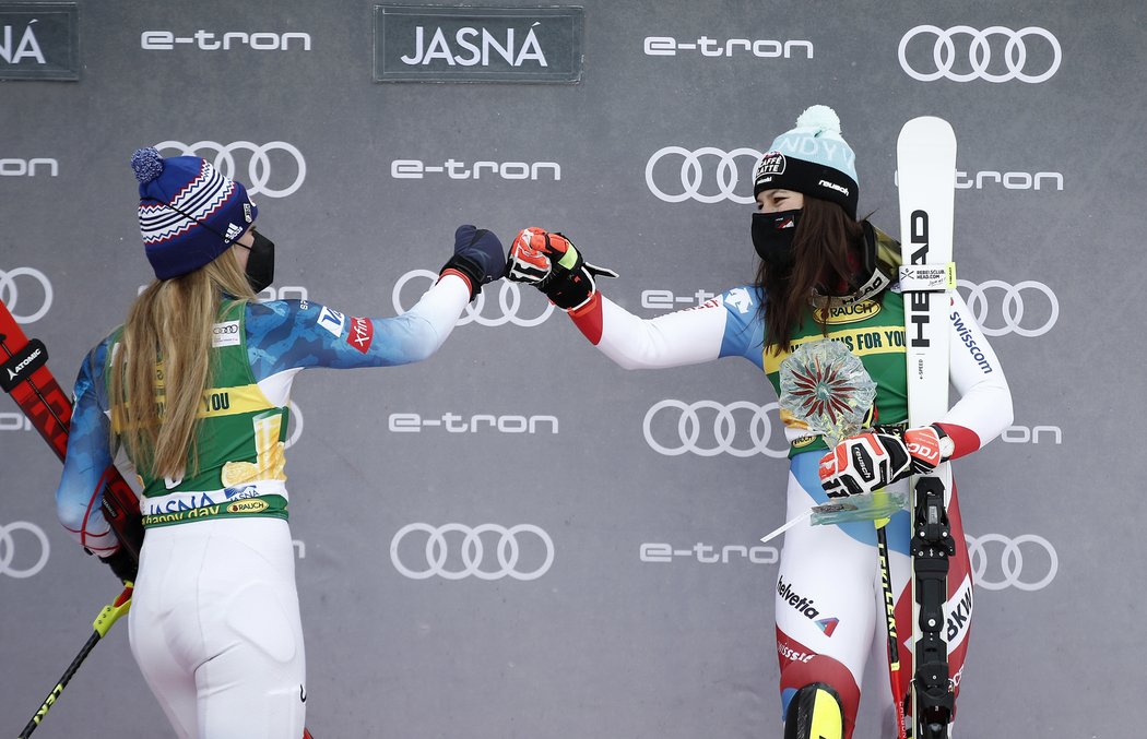 Mikaela Shiffrinová gratuluje k titulu z Jasné Petře Vlhové