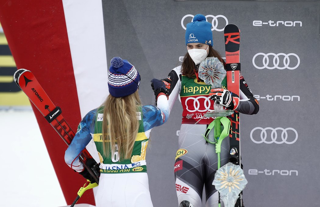 Mikaela Shiffrinová gratuluje k titulu z Jasné Petře Vlhové