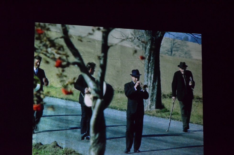 Součástí posledního rozloučení bylo promítání Jasného krátkého snímku Česká rapsodie z roku 1969.