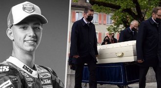 Pohřeb talentovaného motocyklisty (†19): Řev motorů a bílá rakev s jeho číslem! Pohřeb talentovaného motocyklisty (†19): Řev motorů a bílá rakev s jeho číslem!