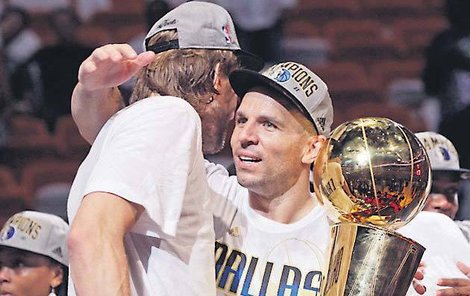 Jason Kidd (vpravo) s vysněným pohárem objímá spoluhráče Nowitzkého.