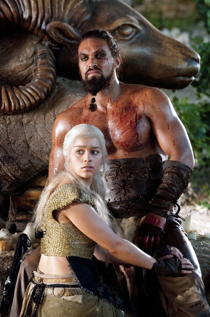 Jason Momoa a Emilia Clarke ve Hře o trůny