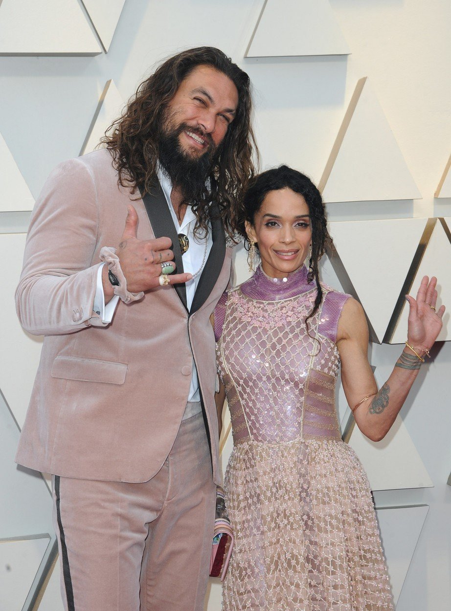 Jason Momoa vypadá vedle své malinké manželky jako obr.