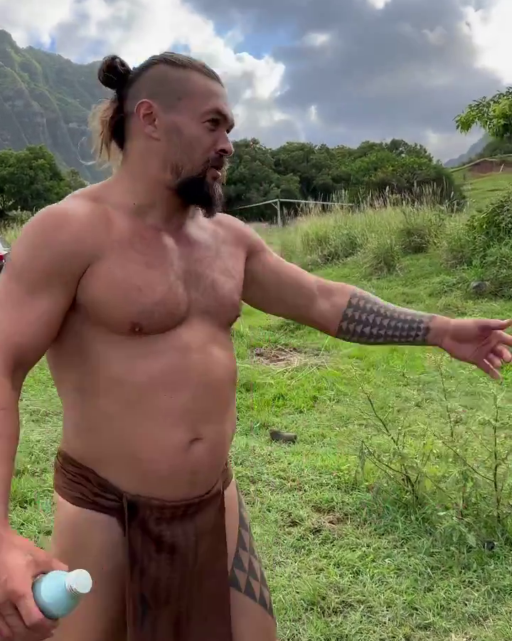Jason Momoa rád nosí tradiční havajské prádlo malo.