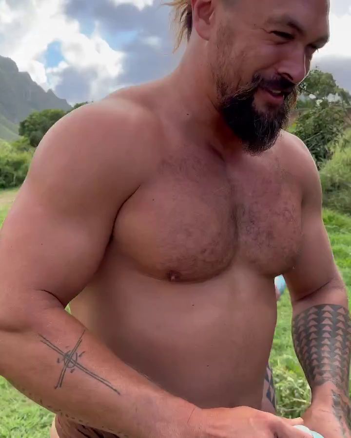 Jason Momoa rád nosí tradiční havajské prádlo malo