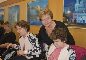 Jana Jasparová s dvojčaty Lydkou (vlevo) a Lucií na předávání cen Rekordy handicapovaných hrdinů v Ostravě.