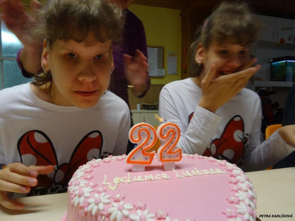 Oslava 22. narozenin. Lucie a Lýdie zůstaly mentálně na úrovni batolete.