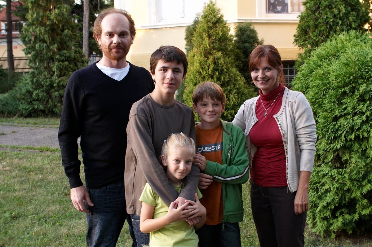 Adrian jako Bedřich Liška se svou seriálovou rodinou.