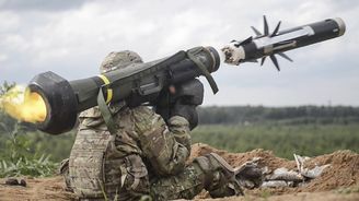 Přenosné střely Javelin či panzerfausty působí Rusům citelné rány. Na rakety Kalibr ale nestačí