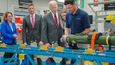 Americký prezident Joe Biden nedávno navštívil továrnu na Javeliny.