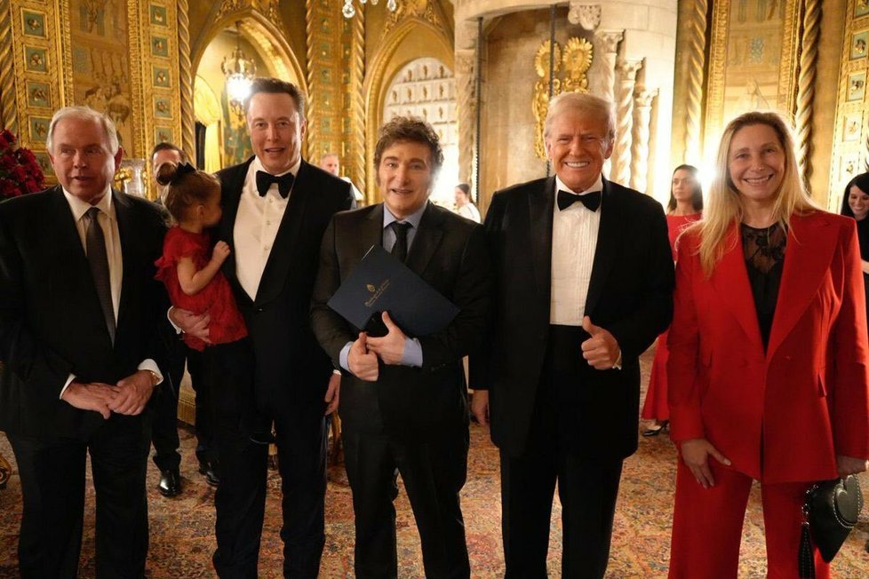 Argentinský premiér Javier Milei (uprostřed) s Donaldem Trumpem a Elonem Muskem Argentinský premiér Javier Milei (uprostřed) s Donaldem Trumpem a Elonem Muskem