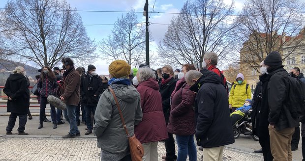 Aktivisté dnes (18. 3.) znovu demonstrovali proti pokácení 100letého javoru.