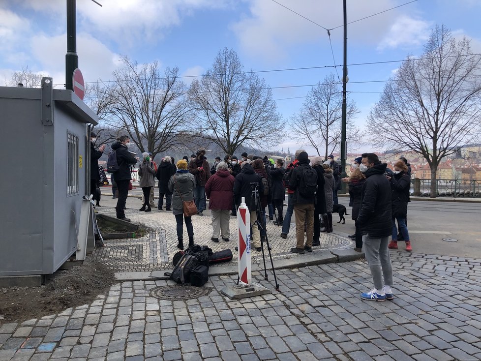 Aktivisté dnes (18. 3.) znovu demonstrovali proti pokácení 100letého javoru. 