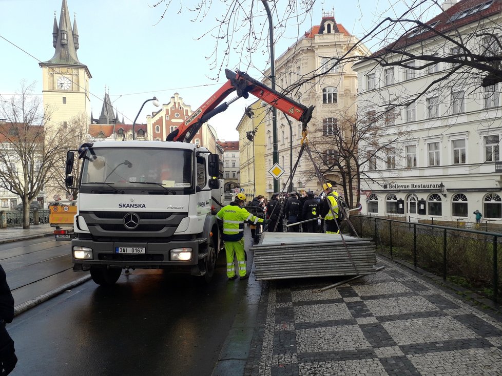 Na nábřeží nedaleko Karlových lázní se sešel protest proti kácení javoru. V místech, kde stojí, by měl vzniknout průchod směrem k řece. 