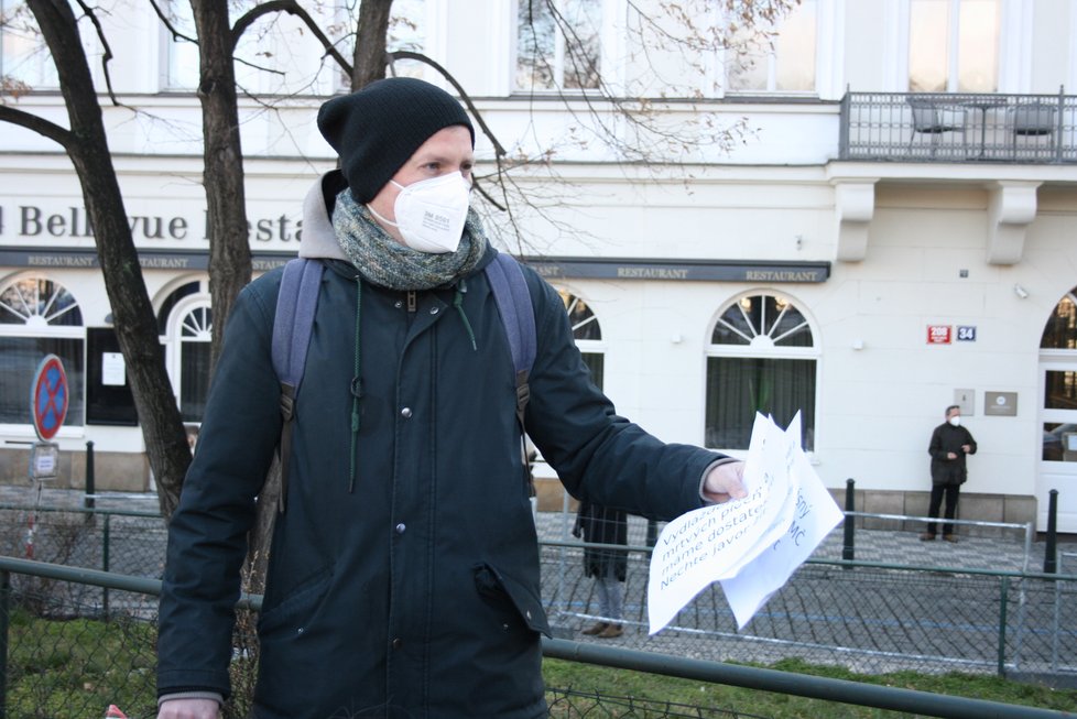 Na nábřeží nedaleko Karlových lázní se sešel protest proti kácení javoru. V místech, kde stojí, by měl vzniknout průchod směrem k řece. 