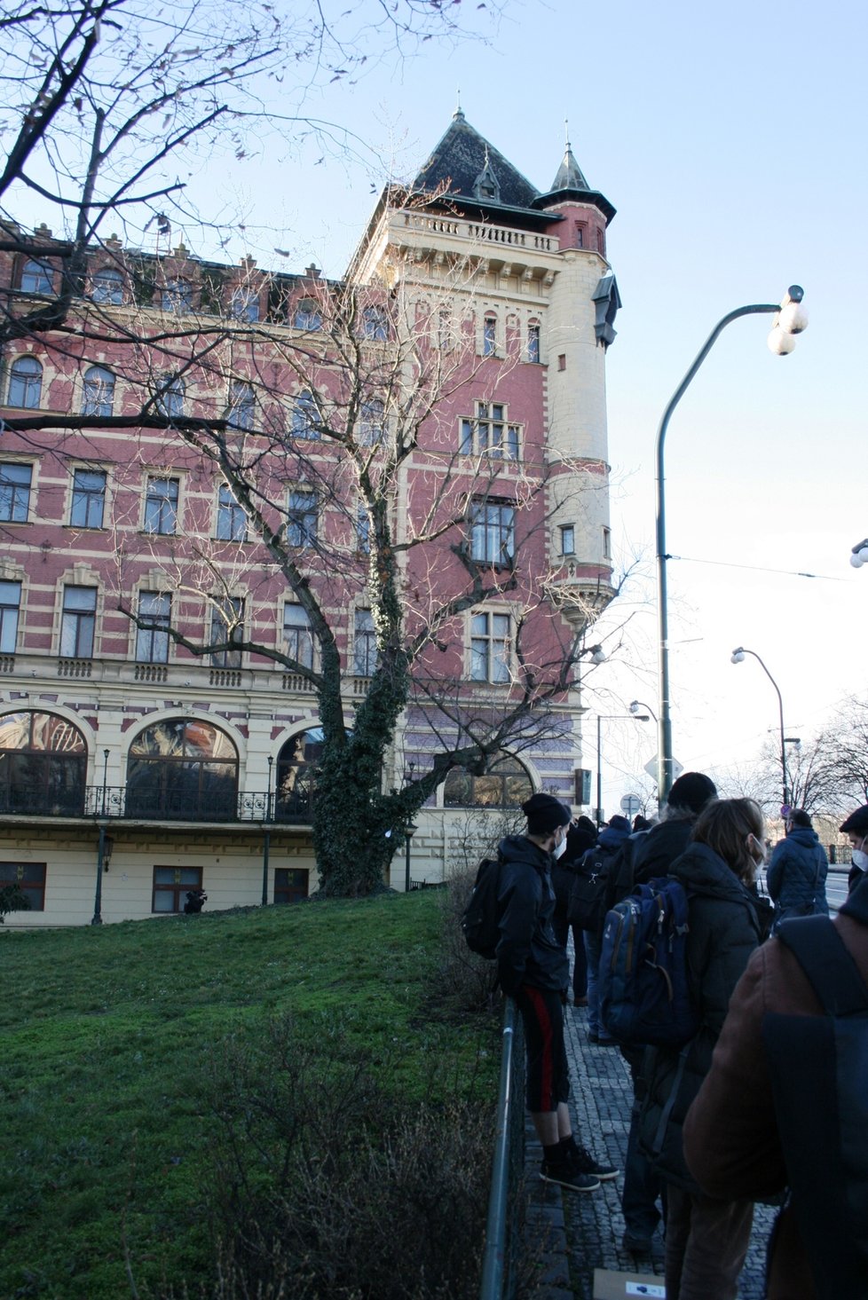 Na nábřeží nedaleko Karlových lázní se sešel protest proti kácení javoru. V místech, kde stojí, by měl vzniknout průchod směrem k řece. 