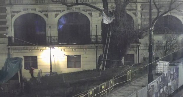 U javoru na Smetanově nábřeží v pondělí 12. dubna krátce před půlnocí zasahovala policie.