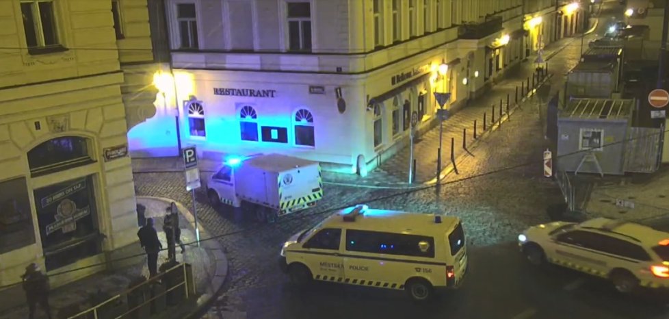 U javoru na Smetanově nábřeží v pondělí 12. dubna krátce před půlnocí zasahovala policie.