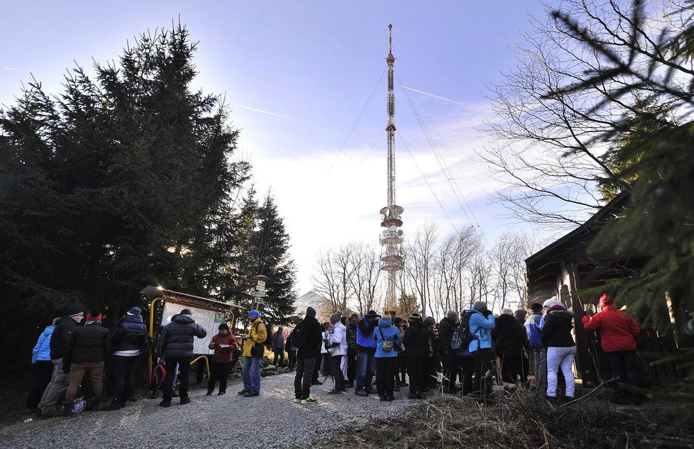 Několik tisíc turistů se zúčastnilo 18. ročníku silvestrovského výstupu na Javořici. Na vrchu s nadmořskou výškou 837 metrů si mohli příchozí opéct špekáčky, vypít svařené víno, punč nebo si s přáteli připít sektem.