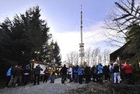 Vzhůru za punčem i klobásami. Tisíce lidí slavily na Javořici a Velké Javořině