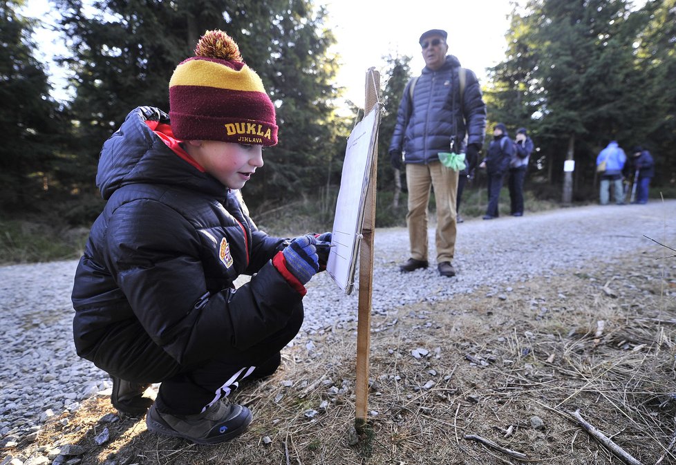 Několik tisíc turistů se zúčastnilo 18. ročníku silvestrovského výstupu na Javořici. Na vrchu s nadmořskou výškou 837 metrů si mohli příchozí opéct špekáčky, vypít svařené víno, punč nebo si s přáteli připít sektem.